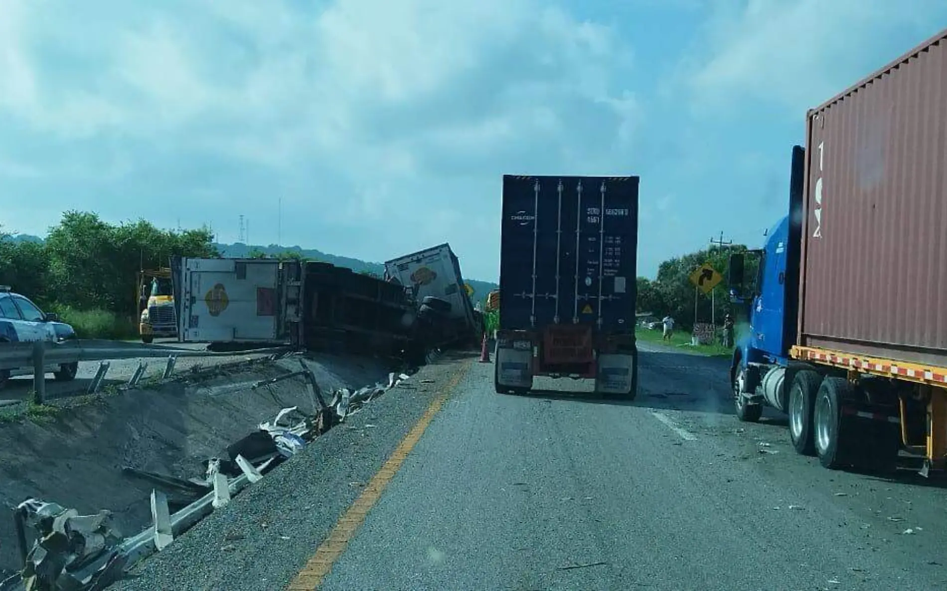 Chocan tráileres en carretera Tampico-Mante 